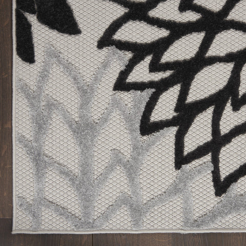 4' X 6' Black And White Indoor Outdoor Area Rug