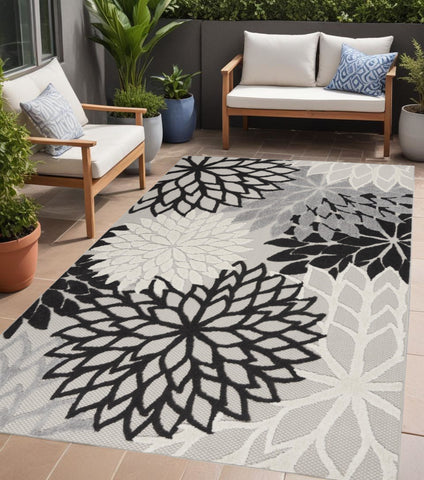 5' X 7' Black And White Floral Indoor Outdoor Area Rug