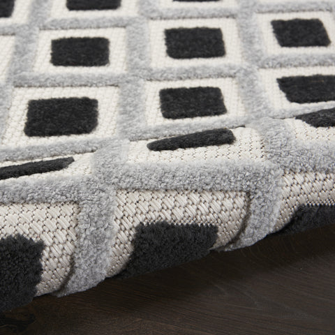 7' X 10' Black And White Indoor Outdoor Area Rug